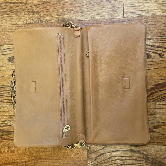 Tory Burch Navy Patent Leather Clutch With Gold Chain And Logos - Picture 7 of 7